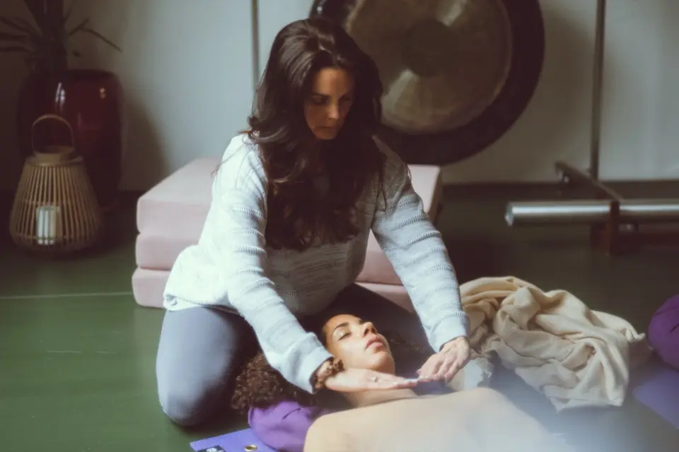 Breathwork Ausbildung Schweiz – Valérie begleitet eine Teilnehmerin in einer Sound-Session