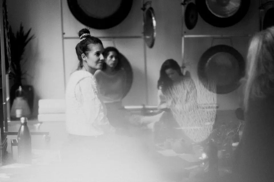 Sound Healing Zeremonie mit Gongs und Klangschalen